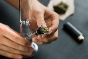 Weed in Bong (1)