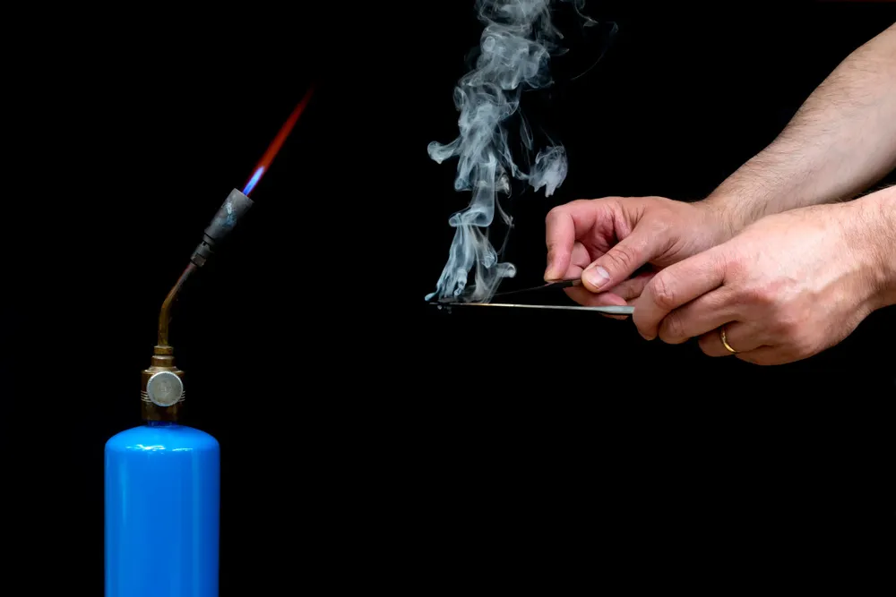 using two hot knives to smoke weed or hash